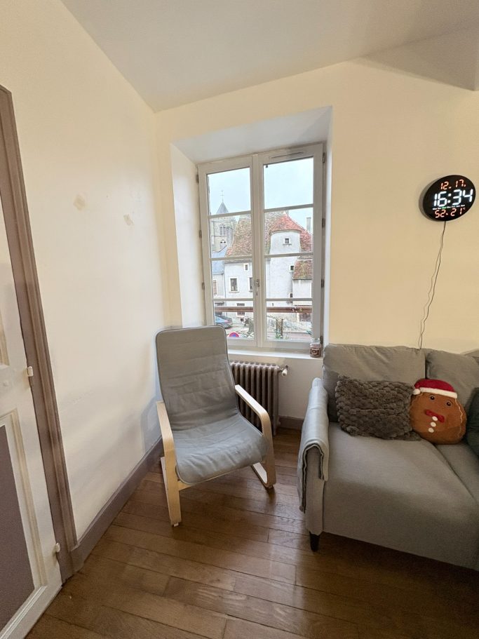 Coin salon avec un fauteuil gris gite Tannay