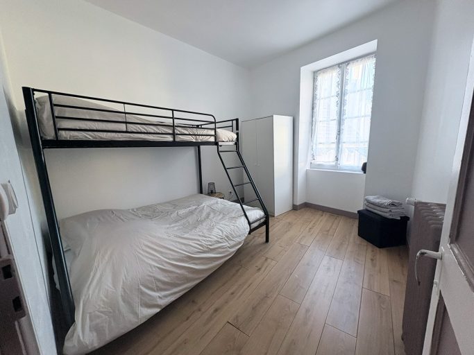 Chambre simple avec un lit superposé gite Tannay